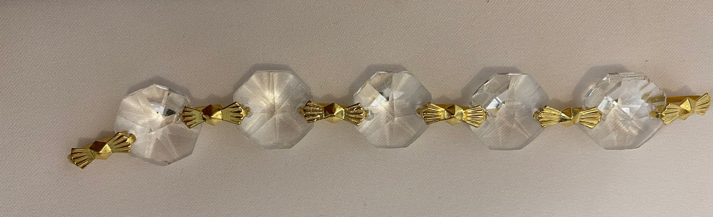 Faceted crystal strand side view clarity detail
