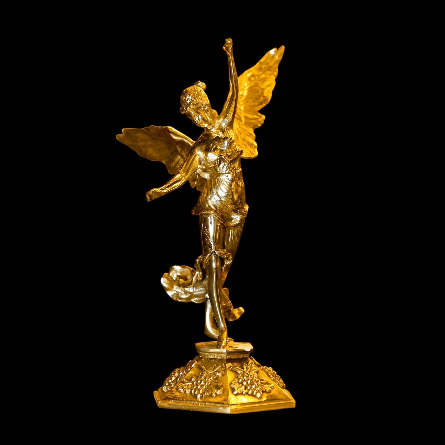  Elegant handcrafted solid brass winged angel statue made in Italy with a protective lacquer coating.
