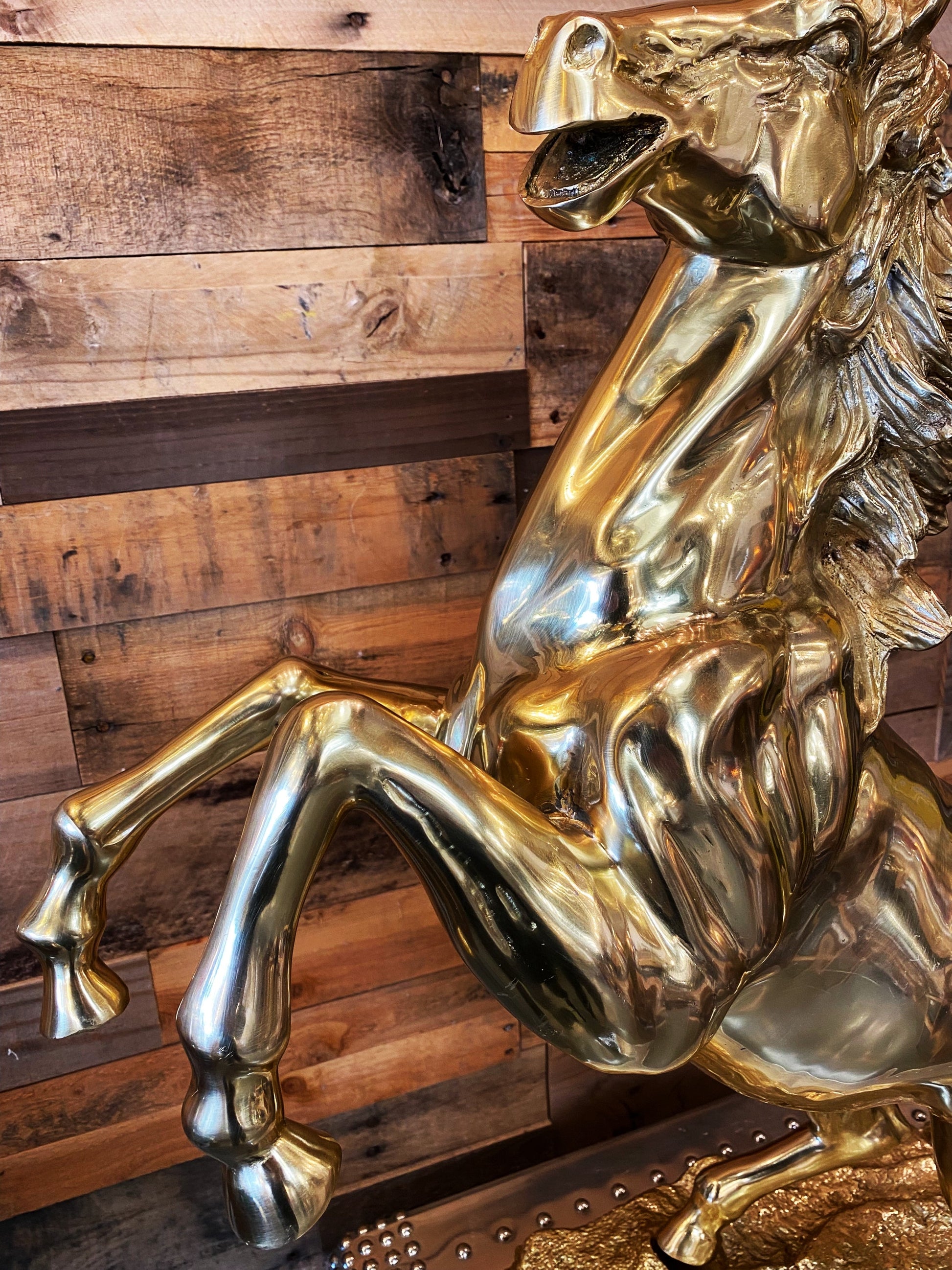 Handcrafted details of the horse’s chest and powerful rearing pose in high-quality Italian solid brass.