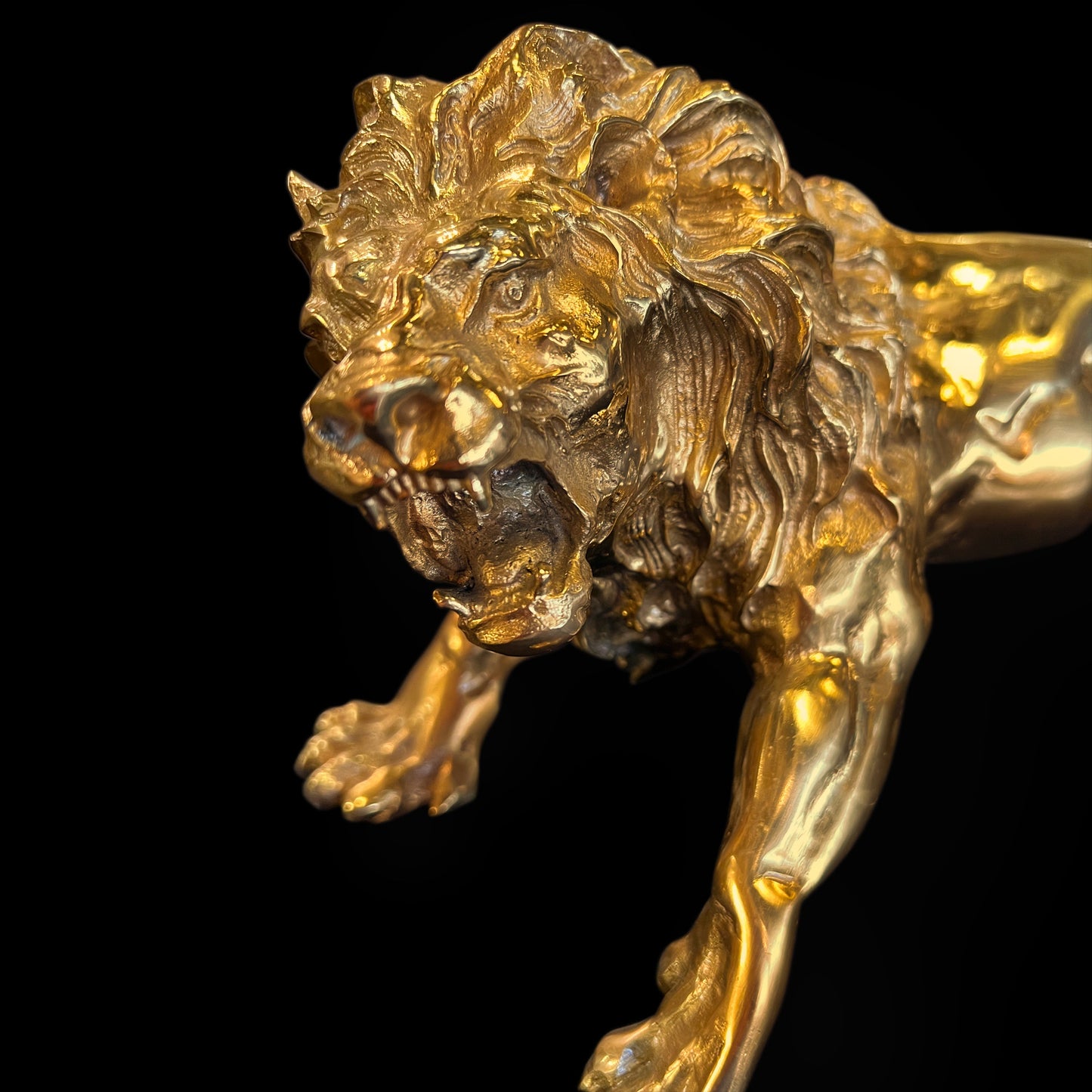  Close-up of the roaring face and detailed mane of a handcrafted Italian brass lion.